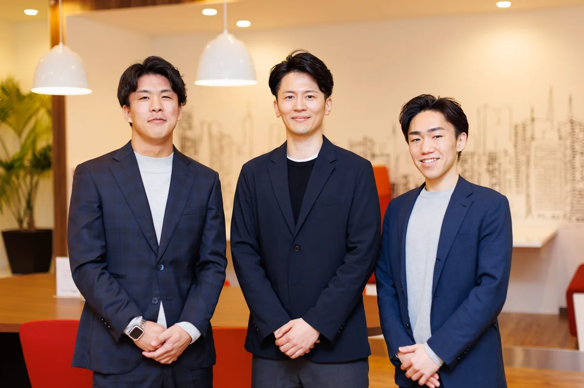担当者が打ち合わせをしながら業務を進める様子