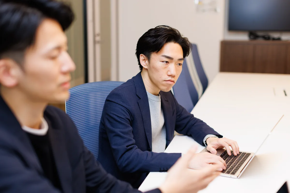 商談内容を確認しながら営業方針を見直す担当者
